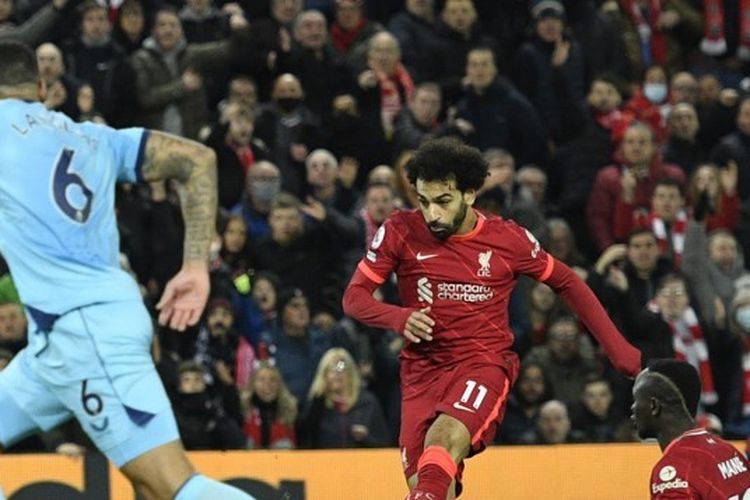 Mohamed Salah gagal mencetak gol dari titik penalti saat Liverpool kalah dari Leicester City. Foto: AFP/Oli Scaraff via Kompas.com