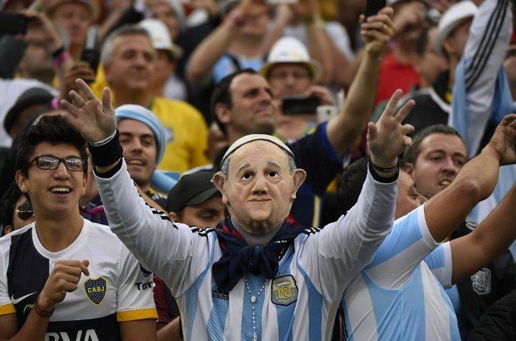 Pendukung Argentina memakai topeng wajah Paus Fransiskus (Fabio Coffrini/AFP)