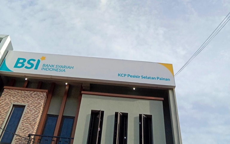 Salah Satu Bank Syariah yang ada di Kawasan Wisata Pantai Carocok Painan yaitu Bank Syariah Indonesia KCP Pesisir Selatan Painan  (dok.pri)