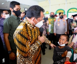Mendagri Tito Karnavian saat meninjau vaksinasi di Ternate - Foto: Kemendagri