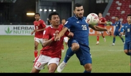 Dedik Setiawan pemain Indonesia vs Kritsada pemain Thailand , sumber : Kompas TV/AFF Suzuki Cup