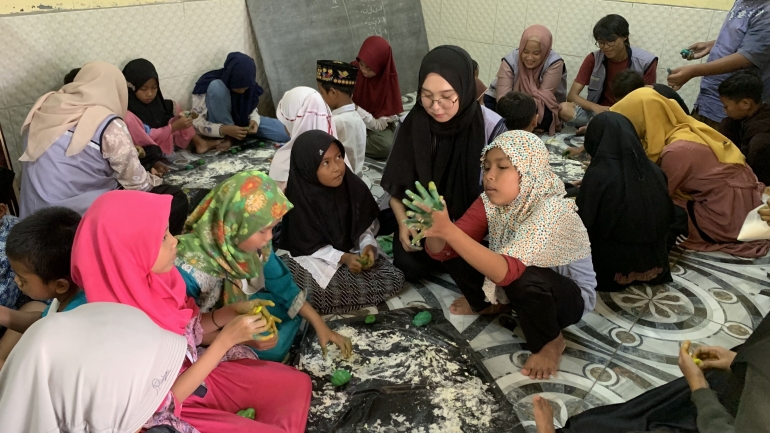 Anak Desa Ciberes tengah membuat kerajinan kriya bersama Volunteer dalam kunjungan rutin Pemuda Peduli pada (03/10/2021), dokpri