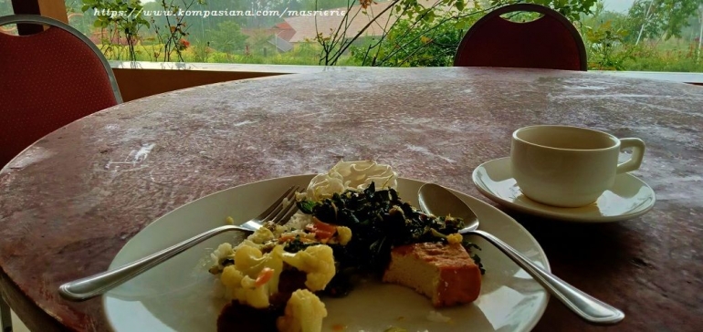 Favorit, tumis daun pepaya, tempe tahu bacem ,saat hujan .Camp Hulu Cai Resort