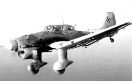 Ju-87 Stuka juga efektif dalam menyerang kapal di lautan. Sumber gambar: militaryhistorynow.com/Jerman Federal Archives 