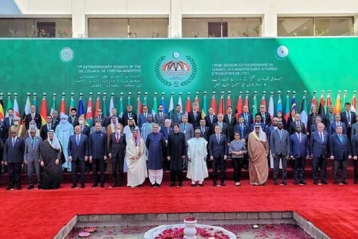 Para Menteri Luar Negeri OKI berpose di Islamabad pada tanggal 19 Desember 2021. Sumber: Organisation of Islamic Cooperation (OIC)