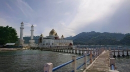 Masjid Terapung Di Kawasan Pantai Carocok Painan,Kabupaten Pesisir Selatan Sumatera Barat  (dok.pri)