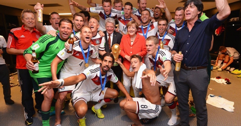Merkel berpose bersama pemain Timnas Jerman setelah final Piala Dunia 2014 (Lars Baron/FIFA)