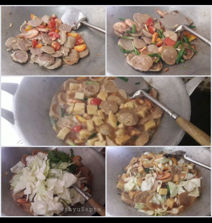 Cara memasak Oseng Bakso dan Udang step by step. (Foto: Wahyu Sapta).