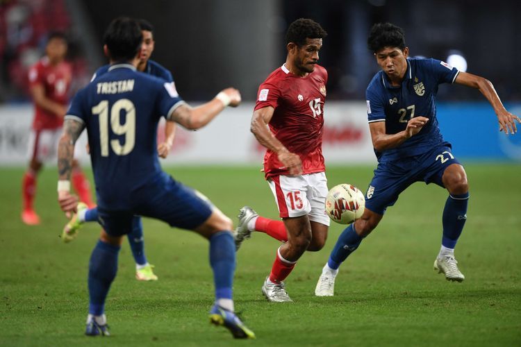 Ricky Kambuaya tampil di final leg pertama melawan Thailand. (AFP/ROSLAN RAHMAN/via KOMPAS.COM)