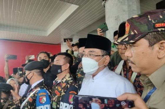 Gus Yahya usai terpilih sebagai Ketua Umum PBNU pada Muktamar Ke-34 Nahdlatul Ulama (NU) di Provinsi Lampung, Jumat (24/12). (Dian Hadiyatna/Antara)