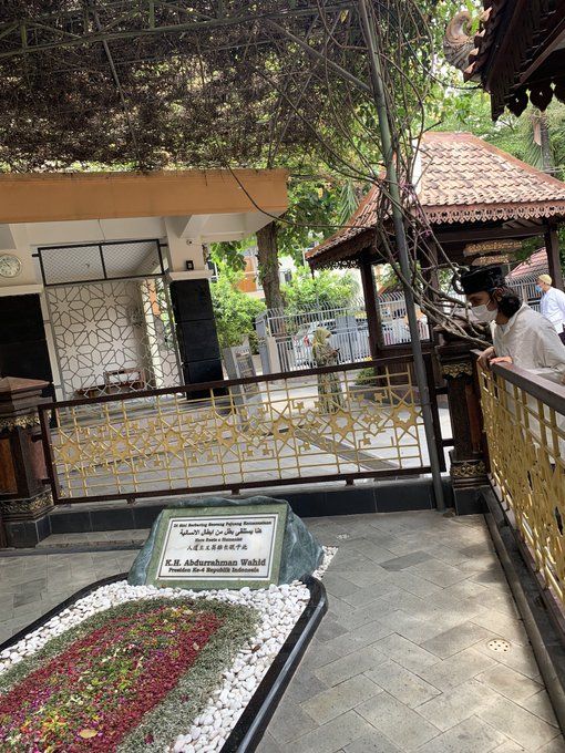 Virdi Sedang Berziarah di Makam Gus Dur (Sumber: akun Twitter Virdika Rizky Utama)