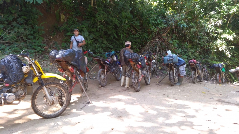 Ojek-ojek Pinogu, pengangkut penumpang dan segala jenis barang, dari dan ke Pinogu, Gorontalo (@Hanom Bashari)