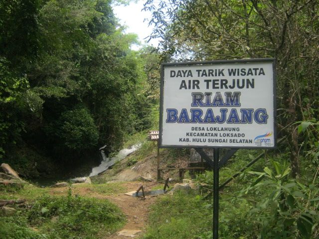Penunjuk lokasi Air Terjun Riam Barajang, Desa Loklahung, Kecamatan Loksado, Kabupaten Hulu Sungai Selatan. Foto diambil sekitar tahun 2013 silam. Foto : Akhmad Husaini