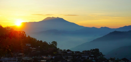 Sightseeing the lanscape from Mbelang Blawong hill. (Doc. by muncarmoncer.com)