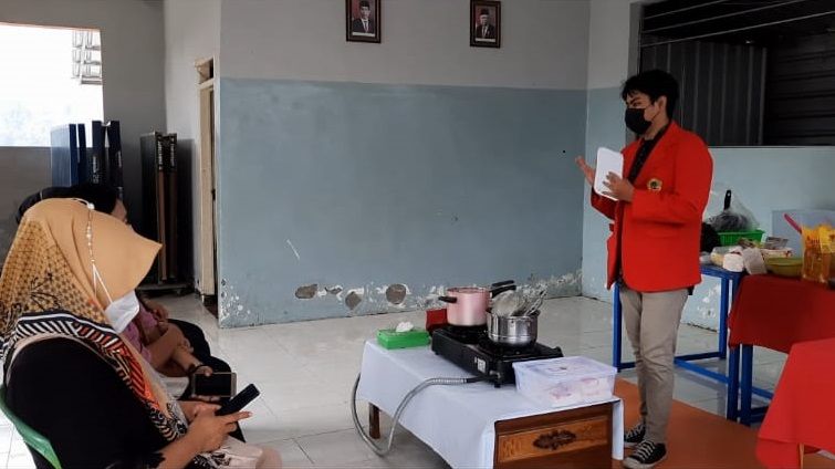 Gambar 2. Pengenalan Produk Tahu crispy sambel gejrot di Balai RW/dokpri