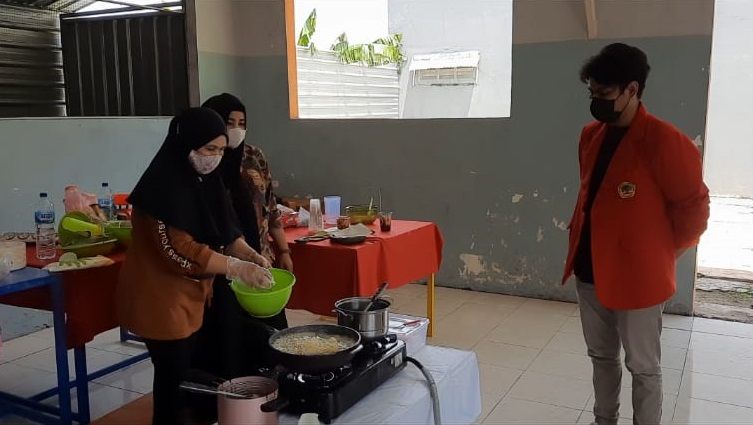Gambar 5 Ibu ibu PKK mempraktekan dan membuat produk Tahu Crispy Sambel Gejrot/dokpri