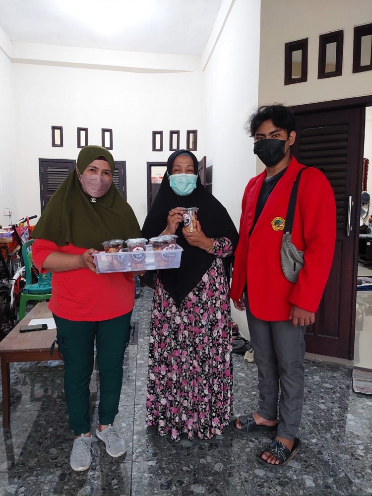 Gambar 6 dan 7 Praktek pemasaran produk Tahu crispy sambel gejrot/dokpri