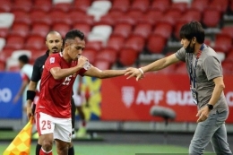 Pelatih Indonesia, Shin Tae-yong (kanan), menyalaman Irfan Jaya setelah mencetak gol kedua dalam pertandingan Piala AFF 2020 antara Malaysia vs Indonesia di Stadion Nasional, Singapura, pada Minggu (19/12/20201).  (SUHAIMI ABDULLAH/AFP via kompas.com)