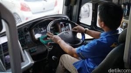 Ilustrasi driver saat mengendarai mobil (sumber: oto.detik.com)