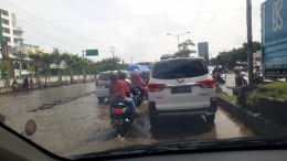 Jalan Kaligawe memang langganan banjir saat hujan deras dan lama. Lokasi depan RSI Sultan Agung Semarang. | Foto: Wahyu Sapta.