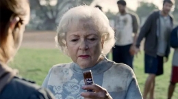 Betty White dalam iklan Snickers|sumber : adweek