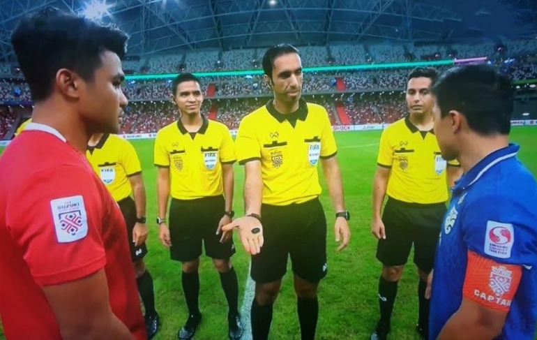 Foto Final Leg 1 Indonesia vs Thailand Rabu (29/12/2021) lalu saat undian pilih tempat atau bola. Dokpri
