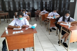 Ilustrasi siswa menjalani kegiatan belajar di sekolah.| Sumber: Totaria Simbolon via Kompas.com