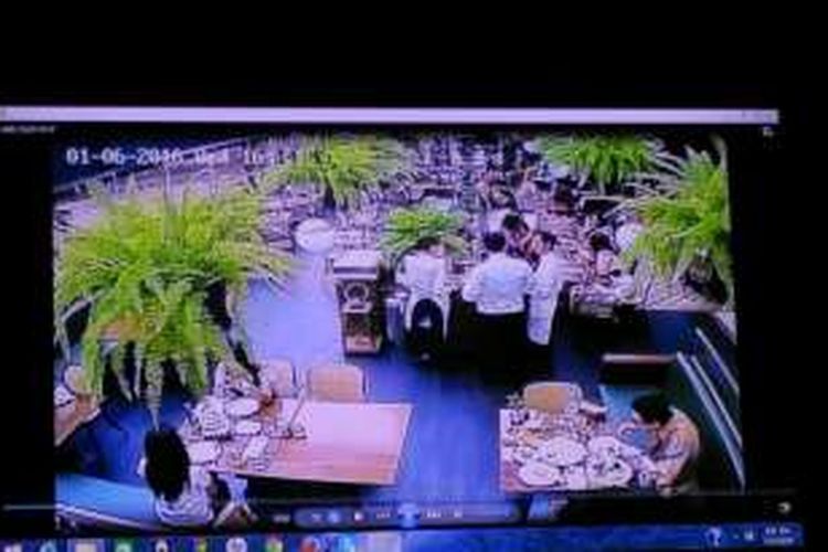 Rekaman CCTV dari kamera 7 kafe Olivier, posisi meja 54, tempat duduk Jessica Kumala Wongso, Rabu (27/7/2016), (kompas.com)