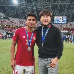 Pose mesrah antara STY dan Asnawi Mangkualam, usia menerima medali di partai final Piala AFF Suzuki Cup 2020. @Shintaeyong.id