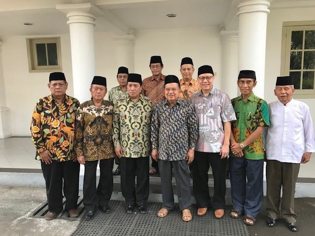 Mafri amir (bediri belakang paling kanan) bersama wapres jk dan staf kantor wapres lainnya (foto dok/pri)
