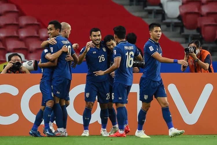 Tim Thailand saat merayakan gol ke gawang Vietnam di semifinal leg pertama. (ROSLAN RAHMAN/AFP/via KOMPAS.COM)