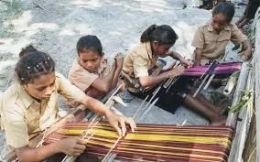 Salah satu proses pembelajaran yang melibatkan aspek muatan lokal seperti menenun (sumber: timorline.com)