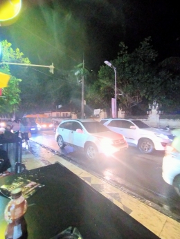 Suasana kemacetan di kawasan Jalan Pantai Kuta Bali, di malam pergantian tahun 2022. Sumber : dokumen pribadi