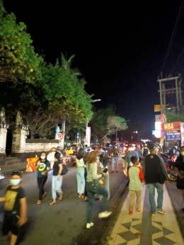 Suasana pada malam pergantian Tahun di Kawasan Pantai Kuta, Bali.Sumber : dokumen pribadi