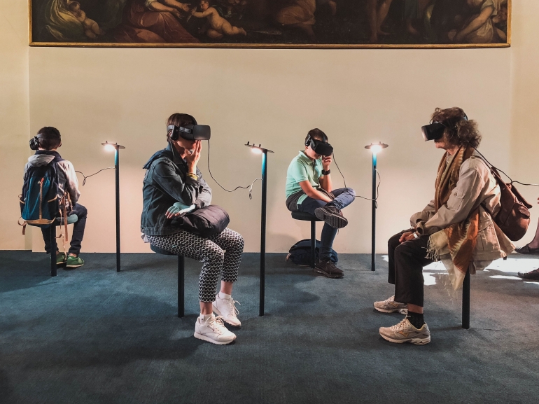 Ilustrasi penggunaan virtual reality bagi para pengunjung museum (Lucrezia Carnelos via Unsplash)