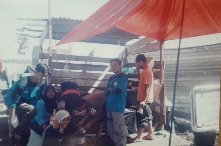 Tim dapur relawan Kota Padang (RKP) sedang mempersiapkan makan siang (Dok. Firdaus Tanjung)