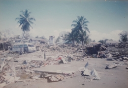Salah satu kawasan permukiman penduduk di Ujung Kalak, Meulaboh yang rata tanah akibat gempa dan tsunami (dok. Firdaus Tanjung)