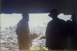 Seorang marinir (kiri) menceritakan kisahnya saat sebelum dan sesudah gempa dan tsunami di sela-sela reruntuhan puing bangunan (dok. F. Tanjung)