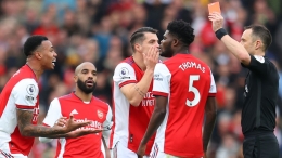 Insiden kartu merah untuk bek Arsenal, Gabriel (Foto Skysports/Getty Images). 