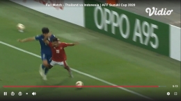 Tarikan bahu pemain Thailand terhadap Ricky Kambuaya. (Foto: Tangkapan Layar vidio.com)
