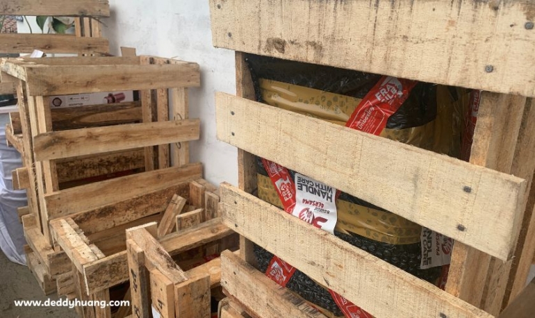 Bahkan untuk pembelian bahan baku, Hendra juga memanfaatkan JNE sebagai jasa kurir terpercaya (sumber: deddyhuang.com)