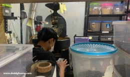 Dochi, orang yang diberi kepercayaan untuk menggoreng kopi (sumber: deddyhuang.com)