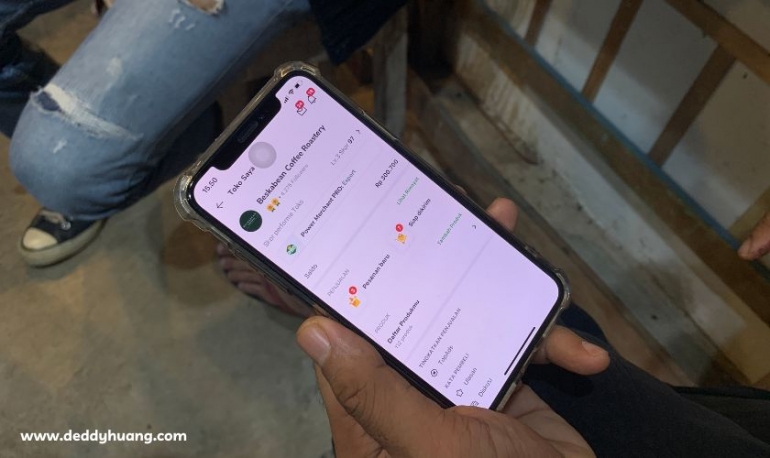 Hendra menunjukan tampilan halaman omzet penjualan di marketplace (sumber: deddyhuang.com)