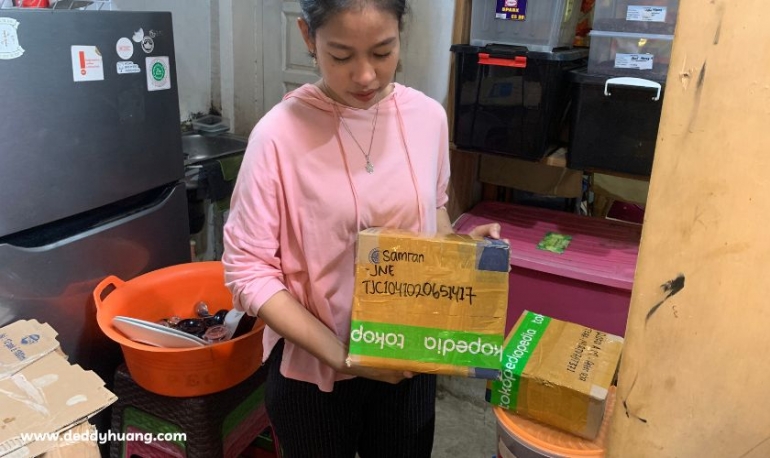Paket kopi yang siap dikirim melalui JNE (sumber: deddyhuang.com)