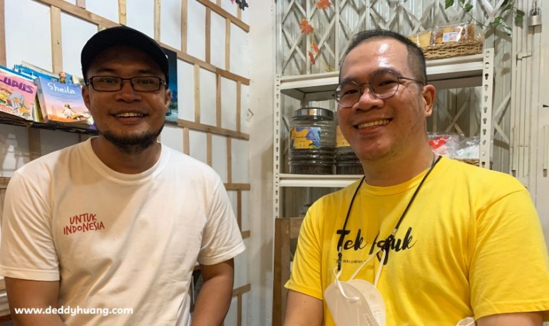 Berfoto bersama Hendra Susanto, pemilik kedai Beskabean (sumber : deddyhuang.com)