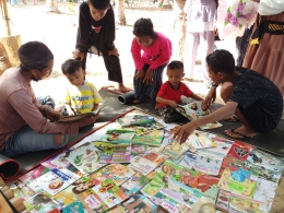 Relawan Volo Vali membacakan buku untuk anak-anak/dokpri