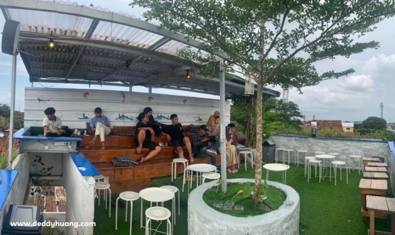Pemandangan rooftop lantai atas langsung menuju ikon kota Palembang (sumber: deddyhuang.com)