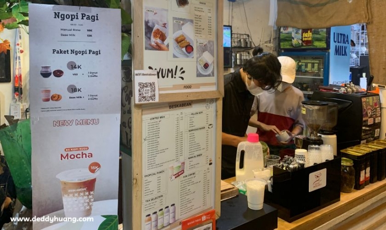 Harga kopi yang terjangkau menjadi salah satu daya tarik (sumber: deddyhuang.com)