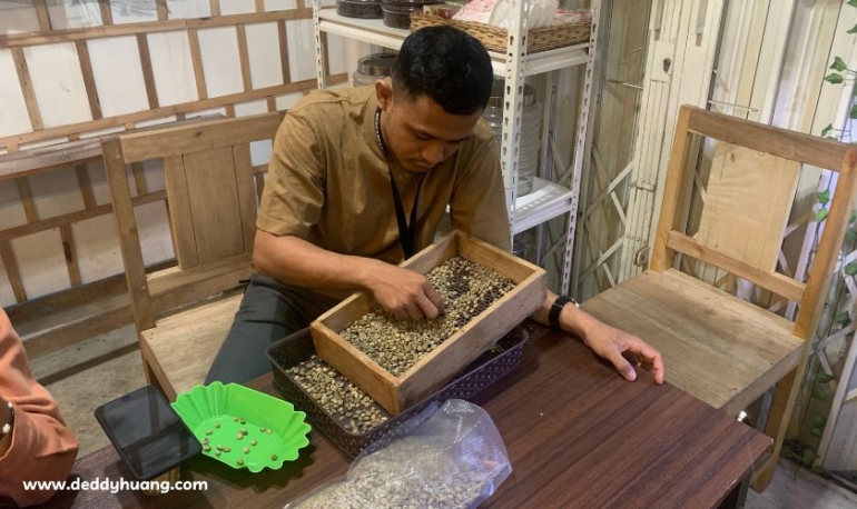 Green bean yang disortir agar kualitas rasa terjaga (sumber: deddyhuang.com)