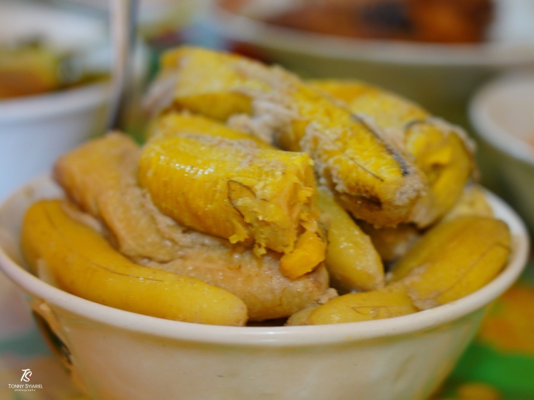 Popeda bisa juga dinikmati bersama pisang rebus. Sumber: Dokumentasi pribadi